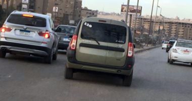 سيارة تسير بدون لوحات معدنية على طريق الأوتوستراد