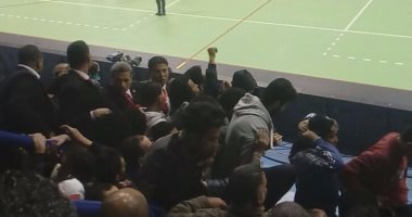 بالفيديو والصور.. الألتراس يدخل صالة "نهائى السلة" بدون تذاكر