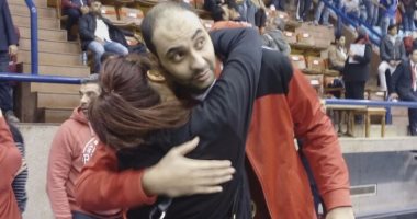 بالصور.. زوجة طارق الغنام تحتفل معه بأرض الملعب
