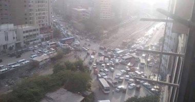 قارئ يطالب بإشارة مرور رقمية للتغلب على العشوائية بمزلقان عين شمس 