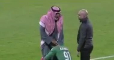 شاهد..حارس الشحانية يعتذر لوالده فى الملعب بالدورى القطرى..تعرف على السبب