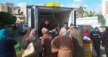 بالصور.. توزيع 750 كيلو سكر والدفع بسيارة مواد غذائية فى كفر الشيخ