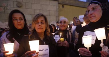 مسلمون واقباط ونواب فى وقفة بالشموع لتأبين الشهداء أمام الكنيسة البطرسية