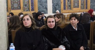 بالصور.. مريم عزت أبو عوف تصل عزاء زبيدة ثروت بـ"عكازين" ووصول فاروق حسنى