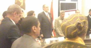 بدء ندوة "العنف ضد المرأة" بحزب المحافظين بدقيقة حداد على ضحايا "البطرسية"