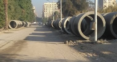 قارئ يطالب برفع مواسير الصرف الصحى من فوق رصيف المشاة بحلوان 