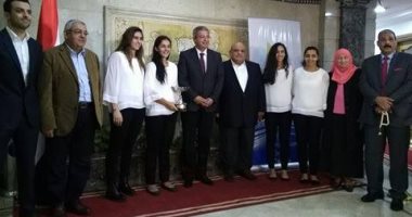 بالصور.. جلسة خاصة للوزير مع بطلات العالم للاسكواش