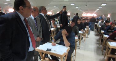 رئيس جامعة حلوان يتفقد لجان كلية الحقوق فى أول أيام الامتحانات