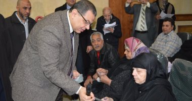 وزير القوى العاملة يسلم 87 مستحقا للمعاشات التقاعدية "هويات" صرف مستحقاتهم لدى العراق