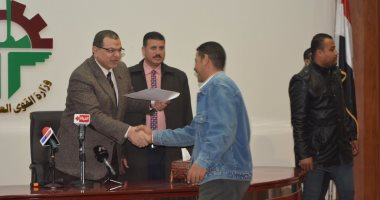 وزير القوى العاملة يسلم  54  عاملا عقود عملهم الجديدة بالكويت 