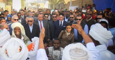 بالصور.. أهالى توشكى يستقبلون أبو هشيمة و3 وزراء بالزغاريد والأغانى النوبية