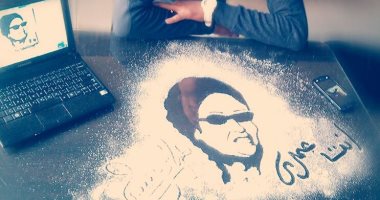 بالصور.. قارئ يستخدم الملح والشاى فى رسم لوحاته الفنية 