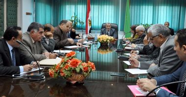 محافظ القليوبية يجتمع برؤساء المدن والأحياء ويطالبهم بحل مشاكل المواطنين