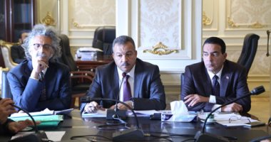 لجنة الصحة بالبرلمان تطلب استدعاء رئيس الحكومة و6 وزراء لحل أزمة الدواء