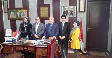 برلمانى بالمنصورة يعد بحل أزمة صيادلة التأمين الصحى