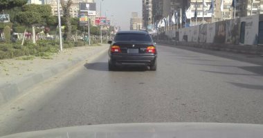 قارئ يرصد سيارة تتجول فى شارع النزهة بدون لوحات معدنية ولها زجاج أسود
