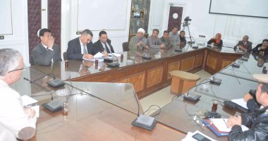 محافظ المنيا يناقش مع السائقين استبدال سيارات الربع نقل بميكروباصات 
