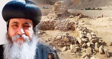 بالصور.. رهبان "الأنبا بولا" يوثقون ديرًا جديدًا بطريق "الجلالة".. مغارة أثرية ومنشوبيات تعود للقديس يوحنا الدرجى.. رئيس دير الأنبا بولا يعرض تقريرا على وزير الآثار.. والقساوسة يرفعون الصلوات فى الجبل