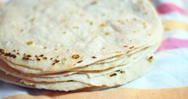 طريقة عمل خبز التورتيلا.. بالصور والخطوات