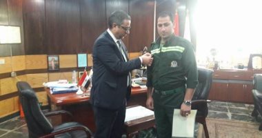 بالصور.. تكريم مسعفين بكفر الشيخ لتسليمهما 15 ألف جنيه كانت بحوزة متوفى