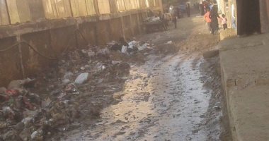 بالصور.. أكوام القمامة ومياه المجارى تحاصر أهالى بشتيل