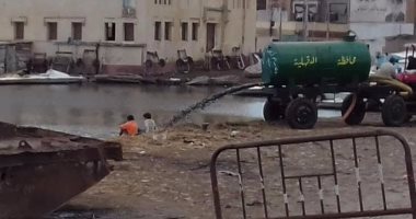 سيارة تابعة للوحدة المحلية بالمطرية تلقى مياه الصرف الصحى فى بحيرة المنزلة
