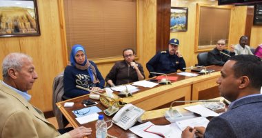 محافظ أسوان يناقش آلية توزيع المخصصات المالية لتنفيذ المشروعات العاجلة
