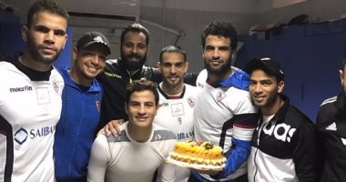 بالصور.. لاعبو الزمالك يحتفلون بعيد ميلاد الغضنفر برعاية "جنش"