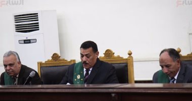 قاضى بـ" أحداث الدفاع الجوى" للدفاع: جلسات المحاكمة علنية والقاعة مفتوحة 