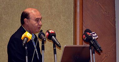 مُهاب مميش: 55 سفينة تعبر قناة السويس اليوم بحمولات 3.4 مليون طن