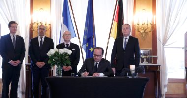 الرئيس الفرنسى يوقع فى سجل التعازى بضحايا هجوم برلين فى مقر السفارة الألمانية