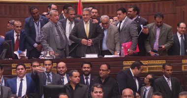 شباب الأحزاب يلتقطون صورا تذكارية مع أعضاء لجنة الإدارة المحلية بالبرلمان