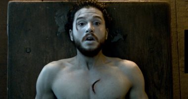 جون سنو يبكى عند قراءته للحلقة الأخيرة من game of thrones ويعلق: عرفت كل شيء