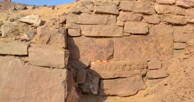 "الآثار" تعلن  الكشف عن جدار فرعونى بأسوان