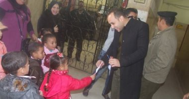 مركز شرطة بنى مزار يستقبل طلاب المدارس
