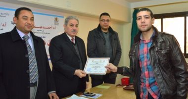 جامعة أسيوط تكرم 12 بحثاً فائزاً فى مسابقة الأبحاث الطلابية لعام 2016
