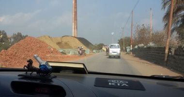 قارئ يرصد إلقاء مخلفات مصانع الطوب بترعة القاصد بشبين الكوم