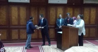 بالصور.. وزير الآثار يكرم المشاركين بدورة "معالجة المياه بالمناطق التاريخية"