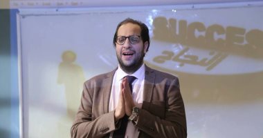أحمد أمين ساخرا من نفسه بصورة من لعبة إلكترونية بنفس القميص.. اعرف الحكاية