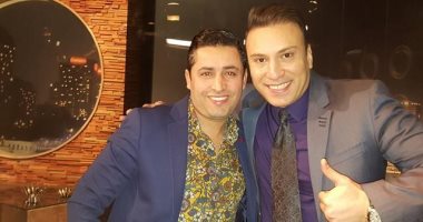 المطرب التونسى رؤوف ماهر يغنى للعندليب فى "الليلة" على الفضائية المصرية