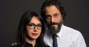 كيف دعم يوسف الشريف زوجته إنجى علاء فى مسلسلها الأول "بلا دليل"؟