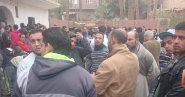 بالصور.. أهالى بأبو النمرس يسلمون 3 أشخاص متهمين بالاتجار فى الأعضاء للشرطة