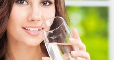 فى الشتاء.. استشارى تغذية يحذر من استبدال أكواب المياه بالمشروبات الدافئة