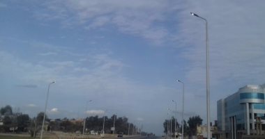 أعمدة مضاءة نهارا فى الكيلو  ٢٨ بطريق "القاهرة - إسكندرية" الصحراوى