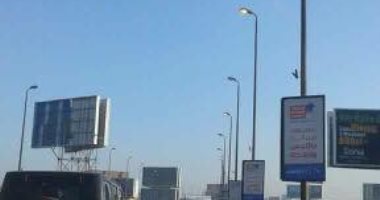 بالصور.. قارئ يرصد أعمدة الإنارة مضاءة فى "عز الضهر" أعلى كوبرى أكتوبر