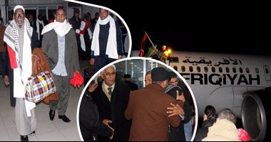 بالصور.. "عودة المخطوفين".. ركاب الطائرة المختطفة فى مالطا يعودون لطرابلس.. سفير ليبيا لـ"اليوم السابع": لا معلومات رسمية حول طلب الخاطفين للجوء السياسى.. ومصدر قضائى ليبى: نعتزم تقديم طلب لتسليمهما