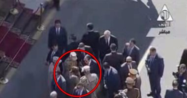 بالفيديو..كيميائية تحاول تقبيل يد السيسى: هنتخبك مدى الحياة.. والرئيس يمنعها
