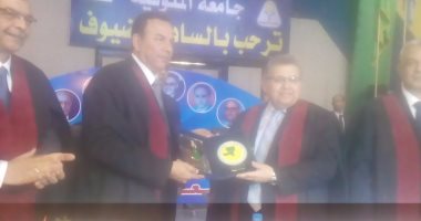 بالصور.. رئيس جامعة المنوفية يهدى درع الجامعة لوزير التعليم العالى