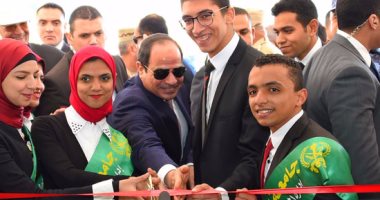 بالفيديو والصور.. كلمة مؤثرة توقف خطاب السيسي فى افتتاح توسعات"النصر للكيماويات".. الرئيس: المصريون تحملوا كثيرا.. ويوجه المحافظين: كل واحد يشيل مسئوليته.. وكيميائية تحاول تقبيل يده: هنتخبك مدى الحياة