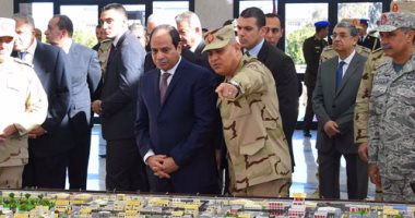 بالصور.. السيسي يتنازل للشباب عن إزالة ستار لوحة افتتاح مصنع الكلور والصودا